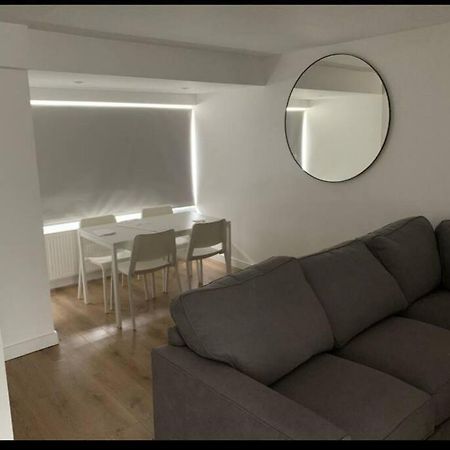 Basingstoke 1X Double Bed And Sofa Bed Apartment Sherborne St John Exterior photo