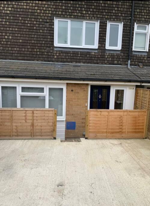 Basingstoke 1X Double Bed And Sofa Bed Apartment Sherborne St John Exterior photo