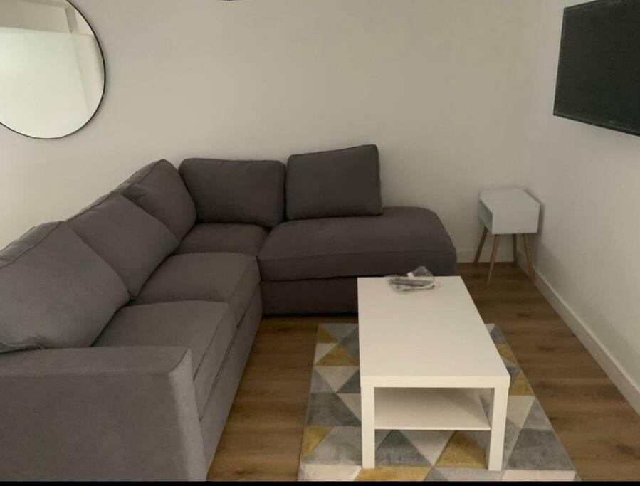 Basingstoke 1X Double Bed And Sofa Bed Apartment Sherborne St John Exterior photo