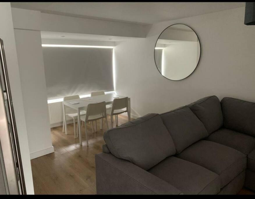 Basingstoke 1X Double Bed And Sofa Bed Apartment Sherborne St John Exterior photo